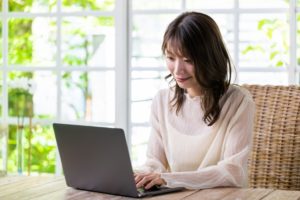 ワーケーションとは？メリット・デメリットと導入事例を解説！